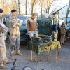 Karavīri demonstrē militāro tehniku